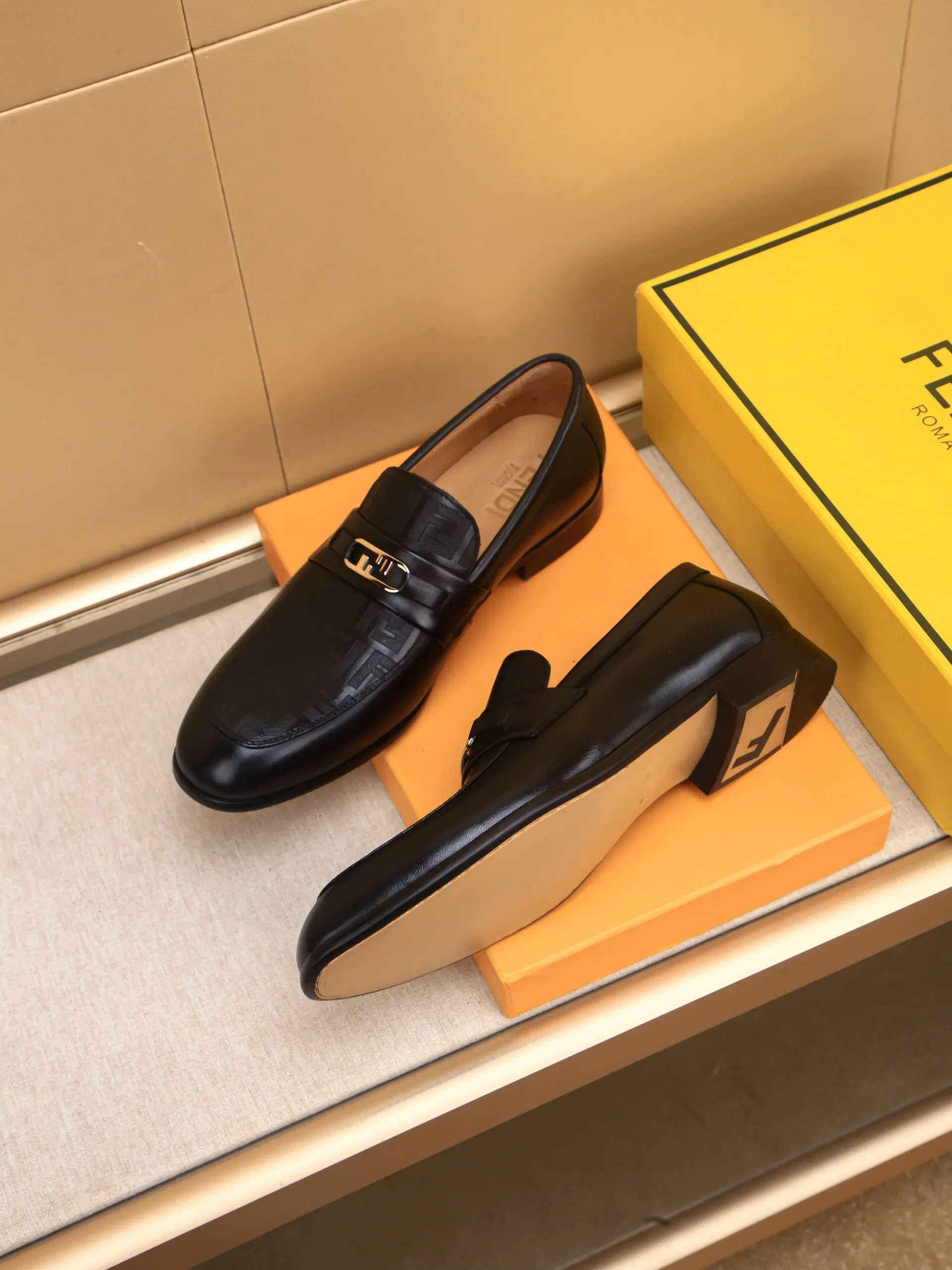 Men's shoes💰460 🕷🕷【FENDI】The latest men's formal leather shoes🇨🇳Classic series not to be missed💯The first layer is made of imported first-layer cowhide☘Original quality, the leather is smooth and delicate🎋Awesome version, perfect streamlined outline🍇🐮Leather lining, code number 39-44...(customized at 38.45.46.47)